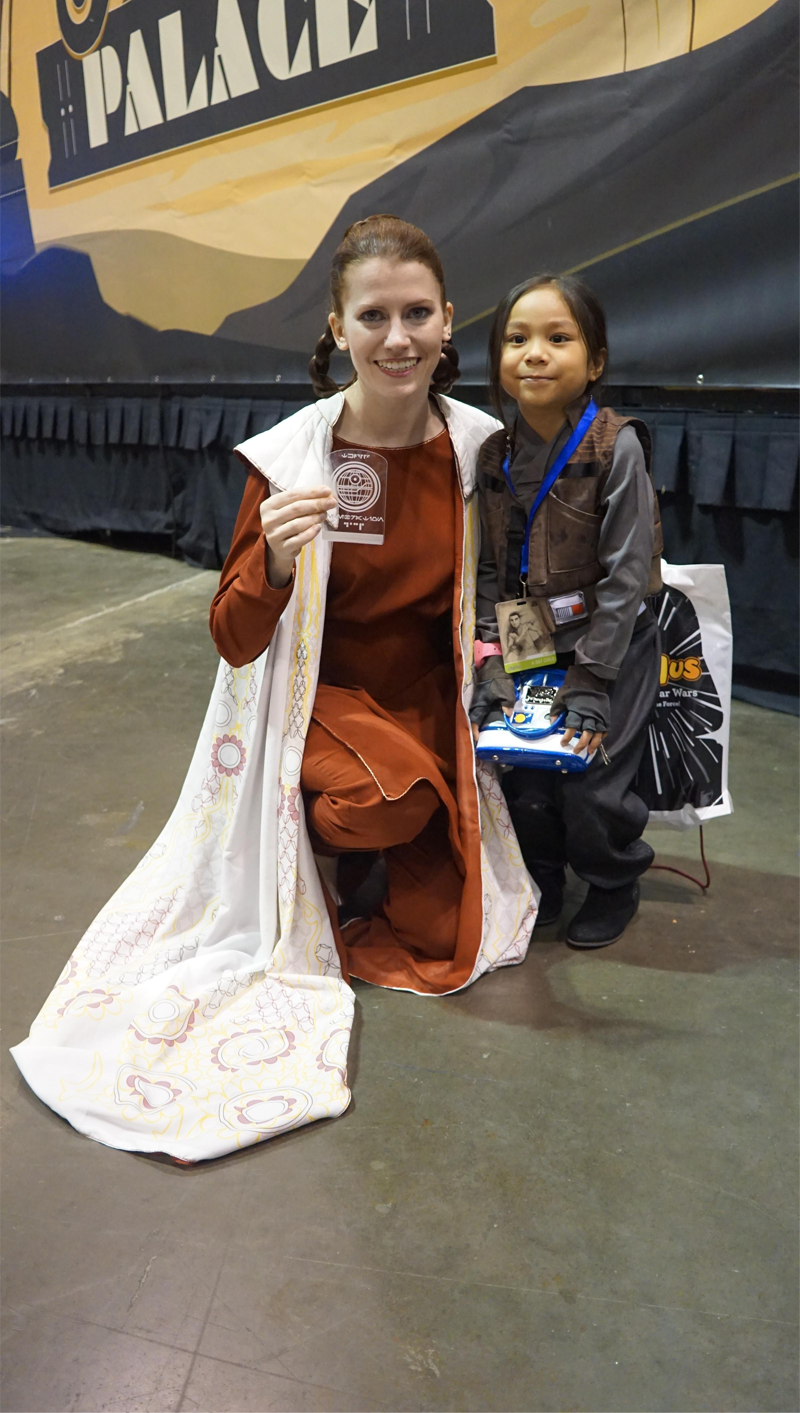 Illustration for article titled This Adorable Jyn Erso Cosplayer Spent Star Wars Celebration Handing Out the Death Star Plans to Every Princess Leia